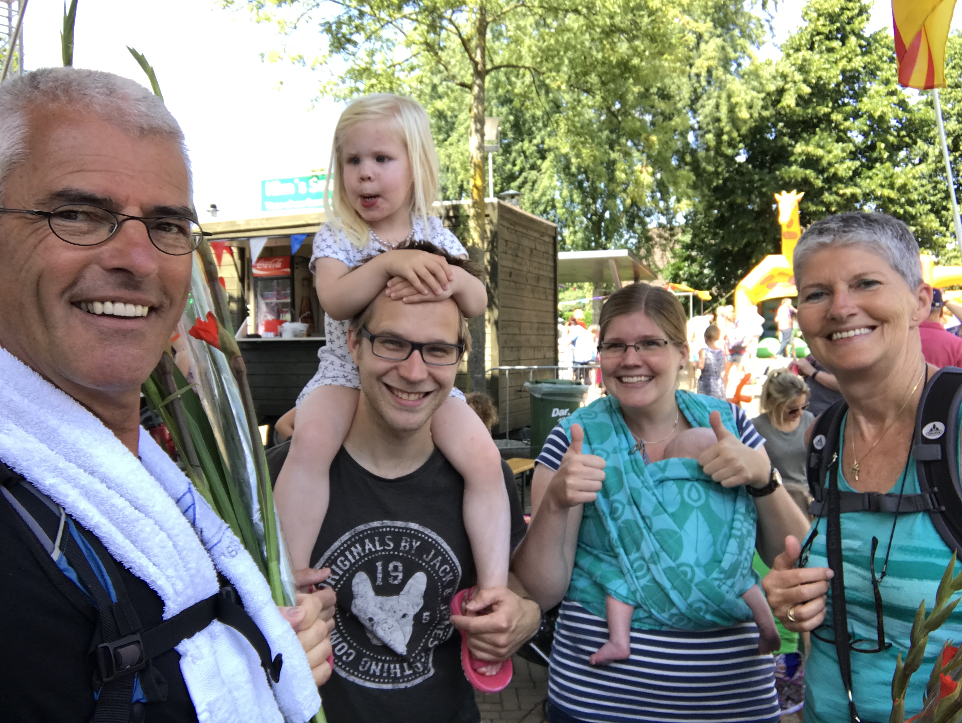 Mirte Vermeij in Malden bij de intocht van opa en oma