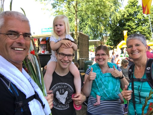 Mirte Vermeij in Malden bij de intocht van opa en oma