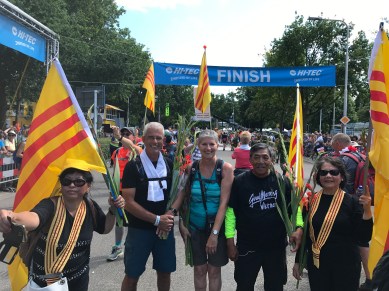 Samen over de finish met de Vietnamese vlaggen